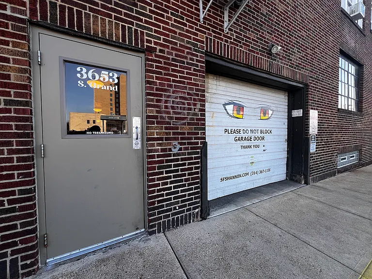 Side entrance to Tholozan and street parking.