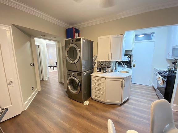 3rd image of 447 W Saint James Pl