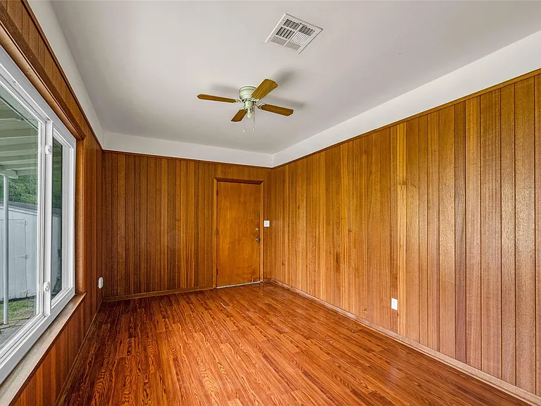 2527 Avenue G — Photo 26