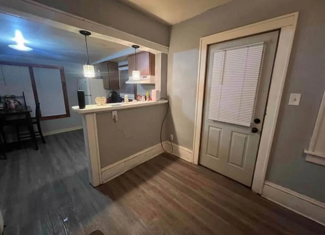 2 bed, 1109 sqft, $1,999 — Photo 2