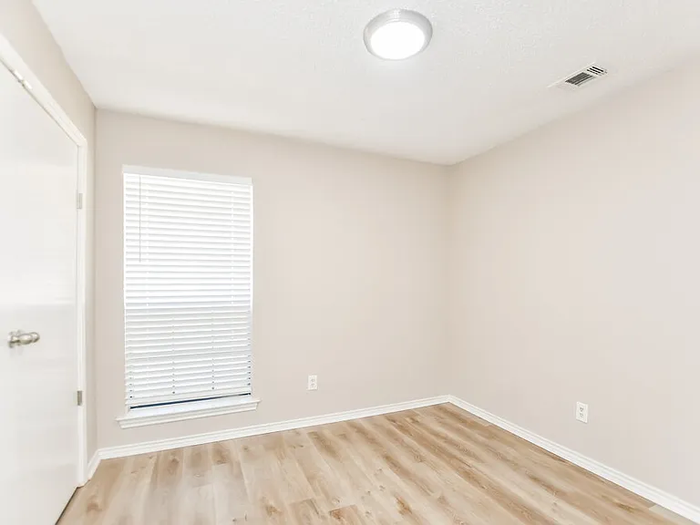 308 Southlake Dr — Photo 15