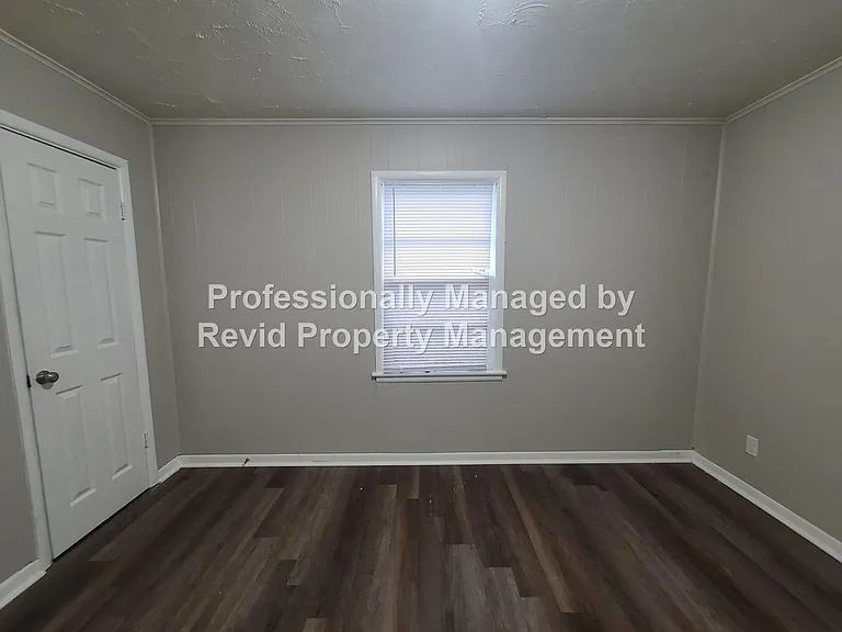 744 Lester St — Photo 15