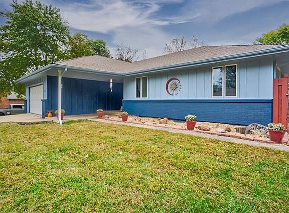 2nd image of 201 SE Westwind Dr