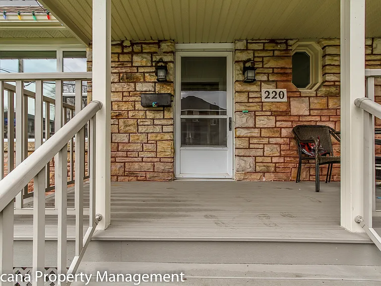 220 Cowley Ave — Photo 4