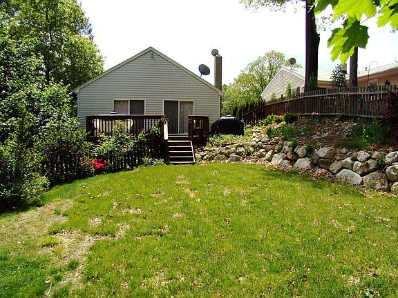 Large Private yard & Deck