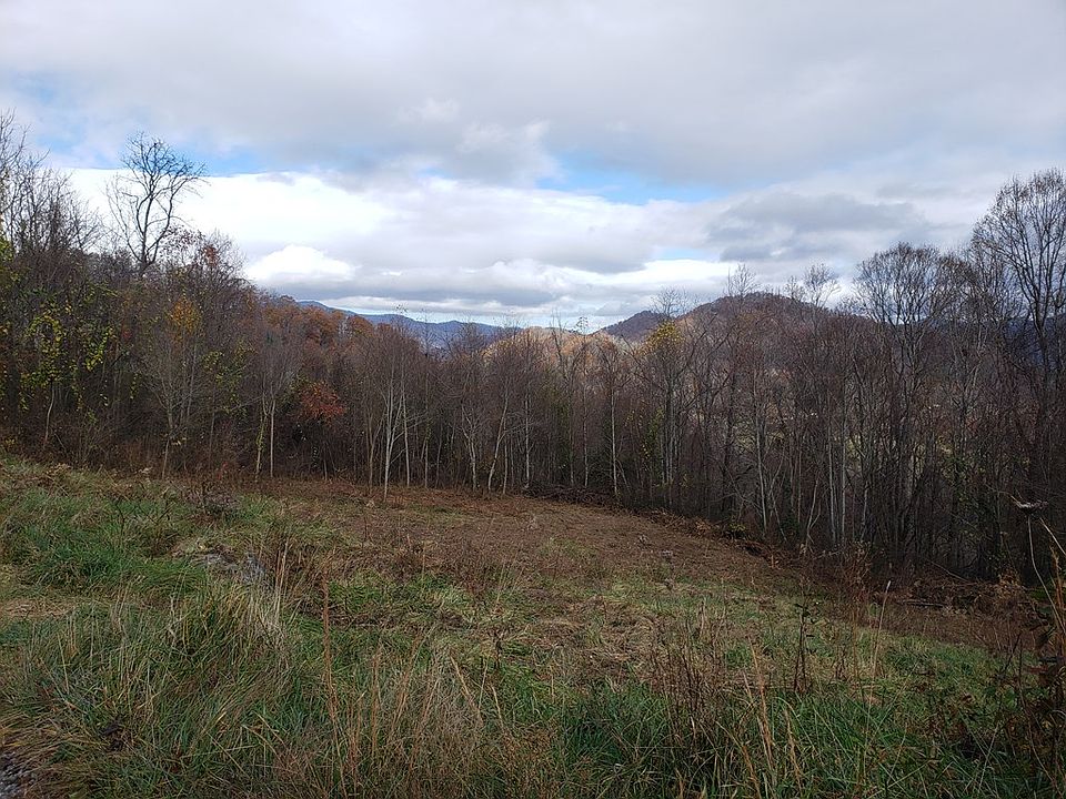 2nd image of 13 Hawk Mountain Rd