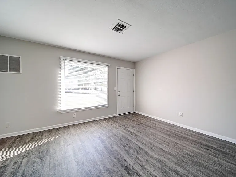 2505 S Charles Blvd — Photo 30