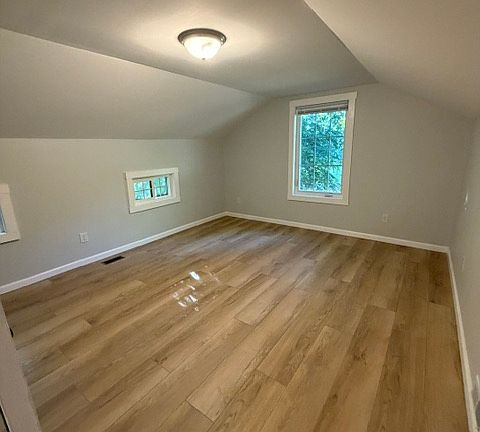 3rd image of 1673 Broadway St