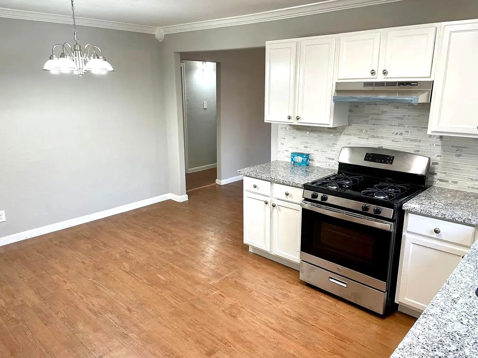 2 bed, 1.0 bath, 900 sqft, $1,350 — Photo 3