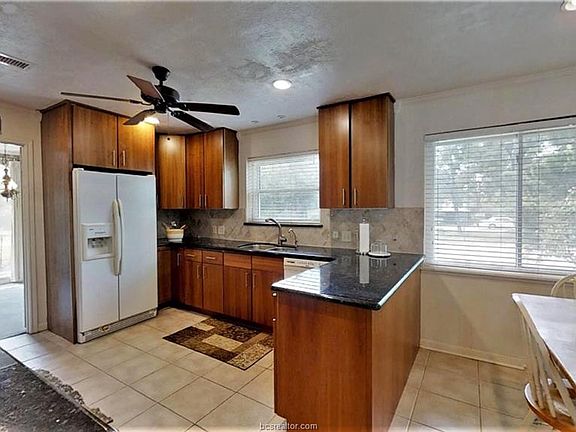 4th image of 1044 Rose Cir