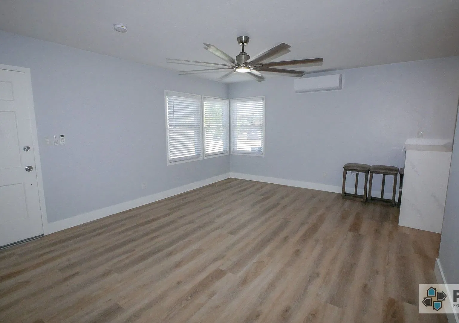 Beautifully renovated 3 bedroom/2 bath house — Photo 2