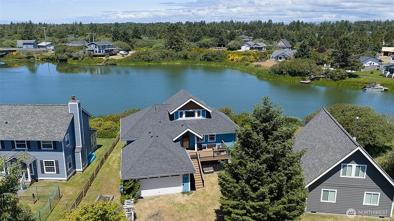 2nd image of 142 Sea Breeze Loop SE