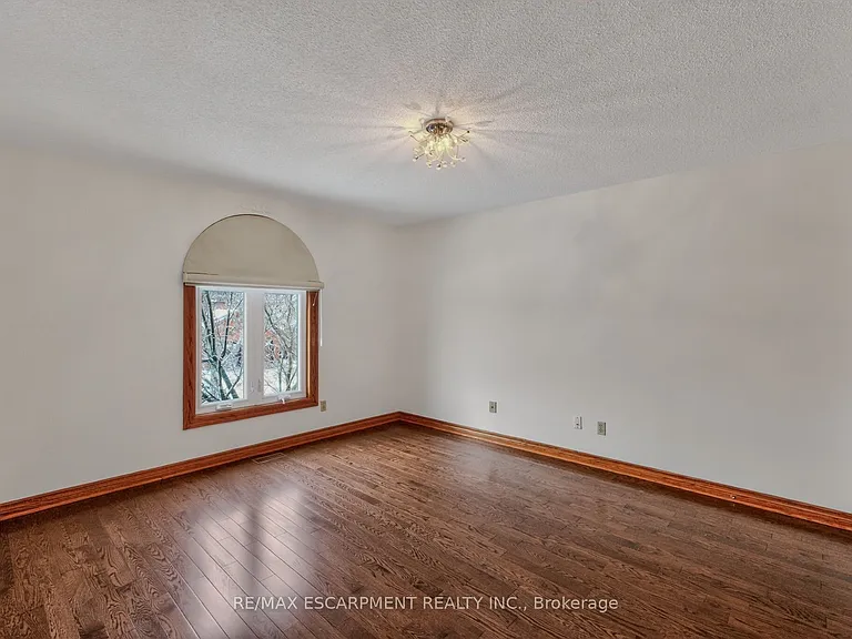 41 Candor Cres — Photo 32