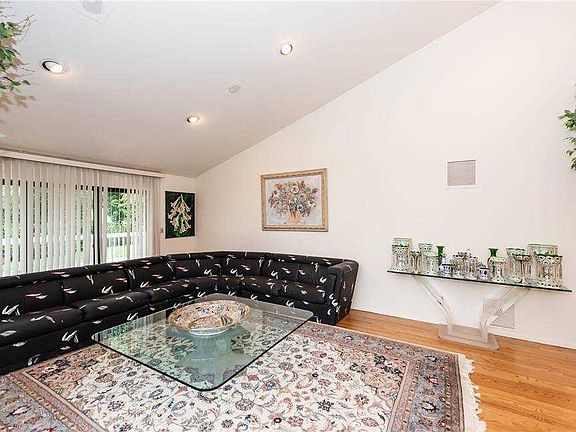 4th image of 19 Doral Dr