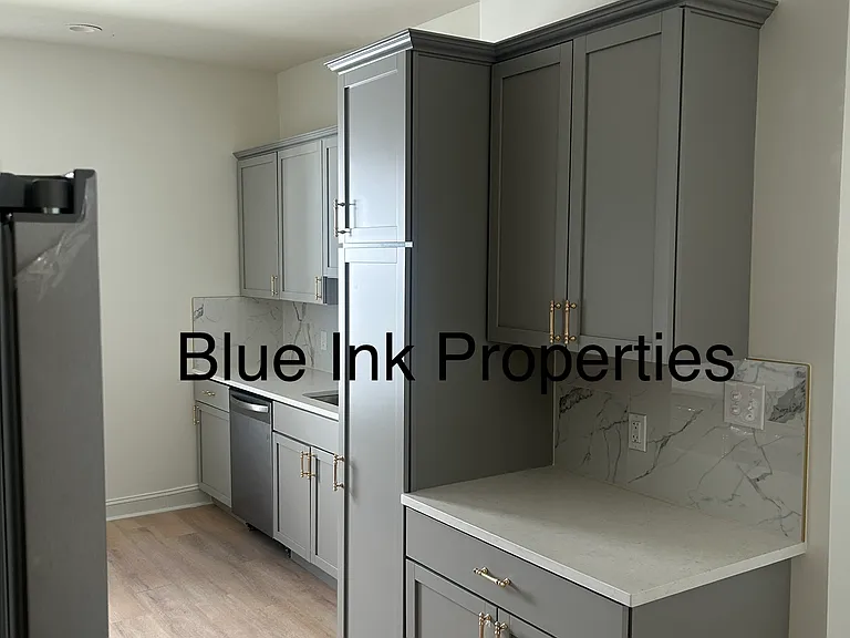 326 E 3rd St — Photo 10