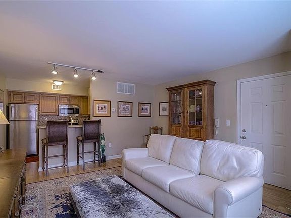 5th image of 935 Washington St APT 104