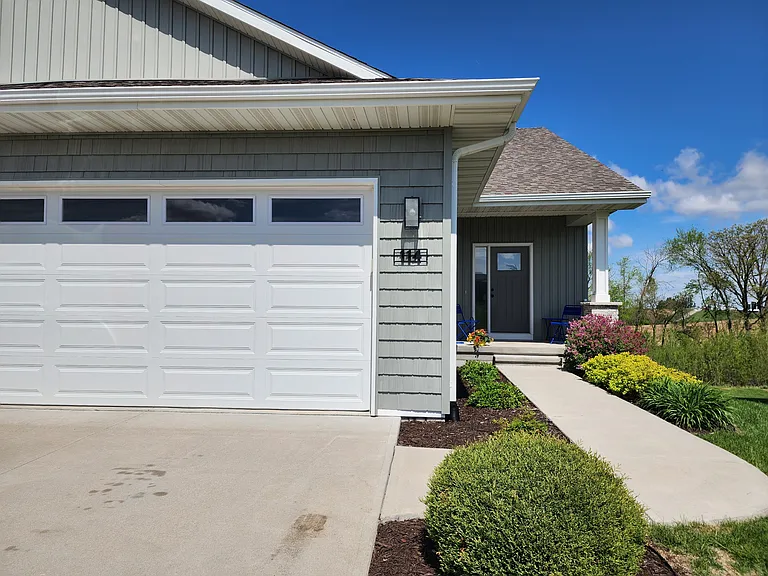114 Dogwood Ln — Photo 2
