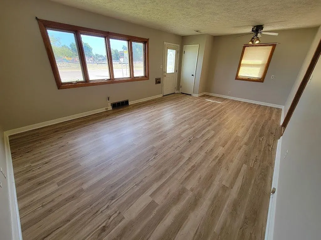 2 bed, 972 sqft, $1,200 — Photo 3