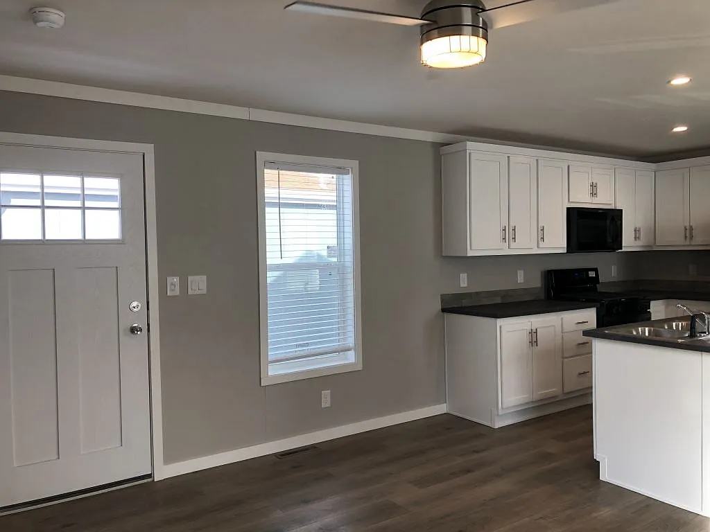 3 bed, 2.0 bath, 912 sqft, $1,749 — Photo 4