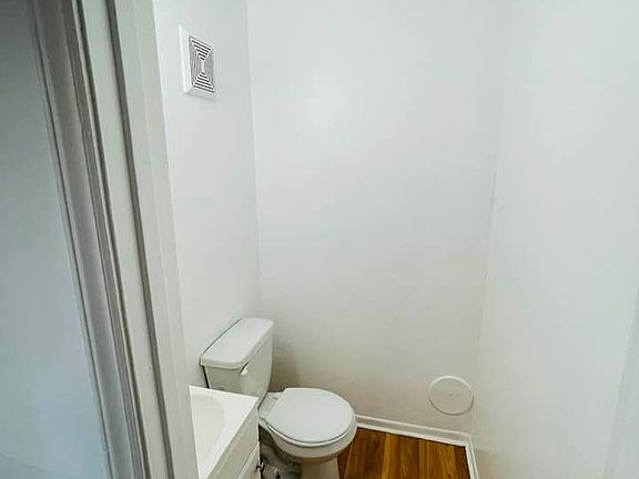5th image of 110 Arlington St