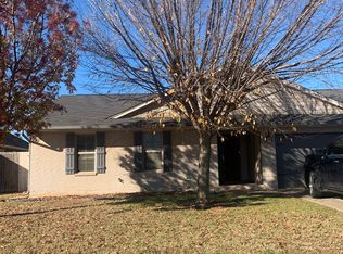 517 Post Oak Ln, Moore, OK 73160