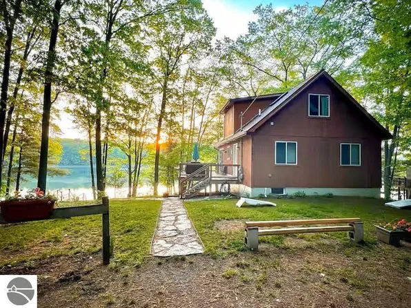 18819 Lakewood Cir, Lake Ann, MI 49650