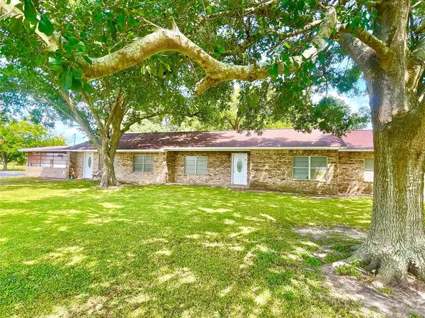 1840 Loop 522, Ganado, TX 77962