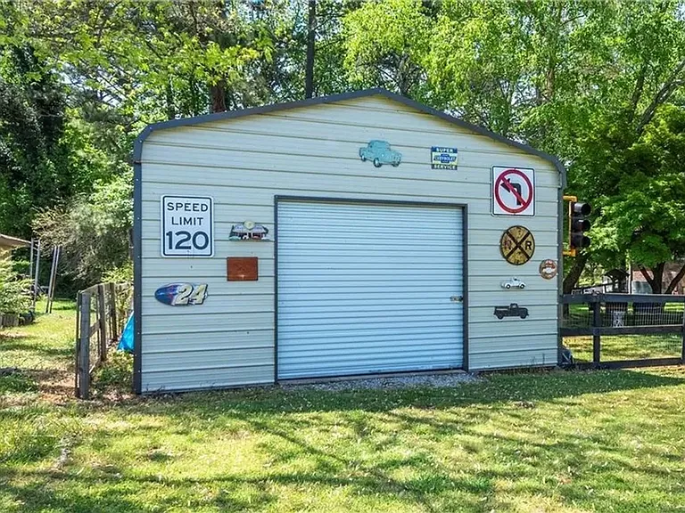2347 Morgan Rd — Photo 8