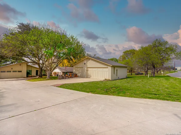 102 TURTLE LN, Seguin, TX 78155