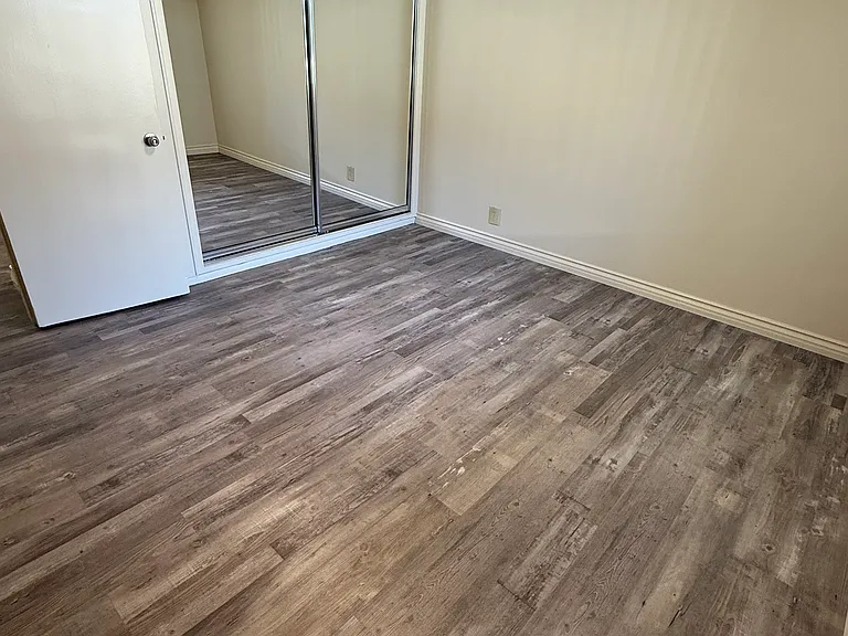 Village Glen Apartments — Photo 27