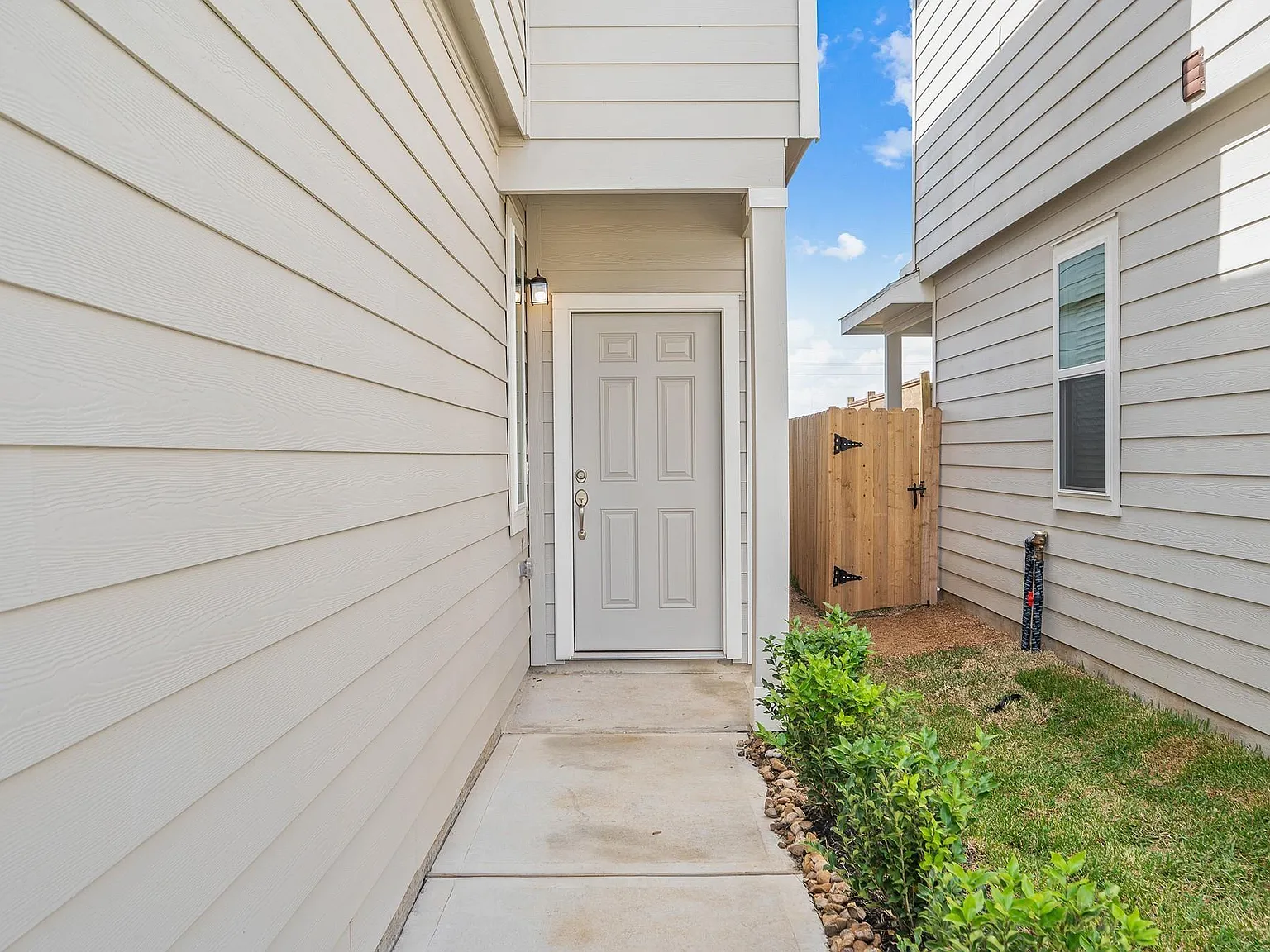 3 bed, 2.5 bath, 1711 sqft, $2,095 — Photo 3