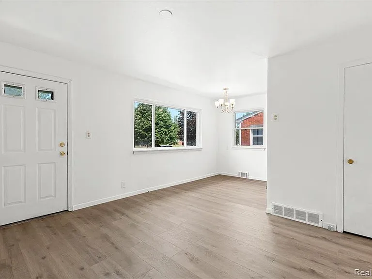 1919 Ackley Ave — Photo 2