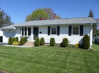 14 Village Cir, Hamden, CT 06514