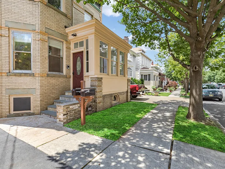 253 Born St #1 — Photo 4