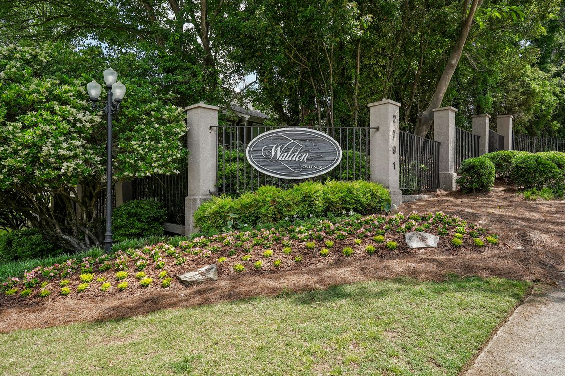 Saint Claire Ln-2904-001.jpg