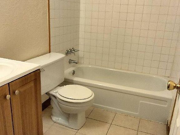5th image of 1143 Lamar St