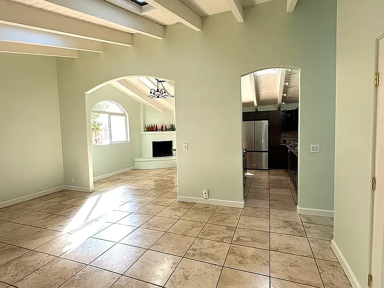 520 Saint Claire Dr — Photo 2