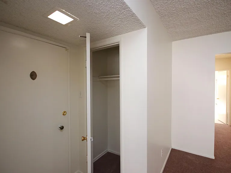 202 E Live Oak St #F — Photo 18