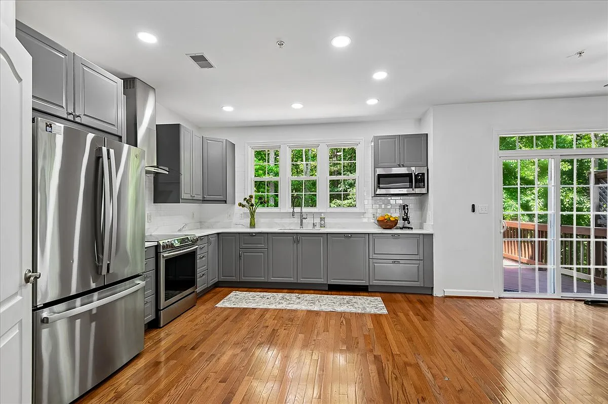 3 bed, 2.5 bath, 2576 sqft, $3,600 — Photo 3