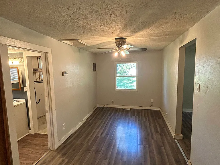950 Allen St — Photo 5