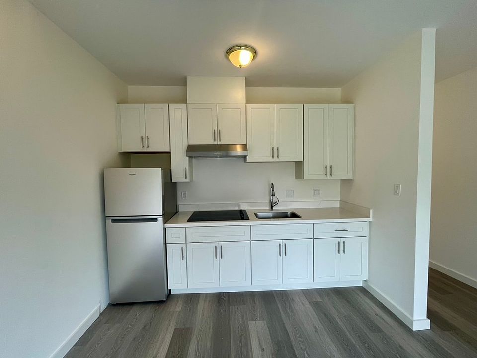 1st image of 650 Lake St APT 11