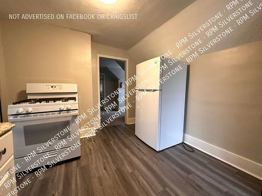 Spacious 1 Bedroom — Photo 4