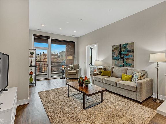 2nd image of 1023 N Ashland Ave APT 204