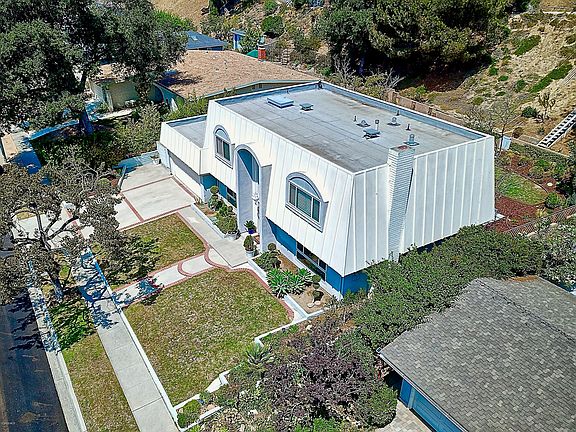 2nd image of 702 Viewcrest Dr