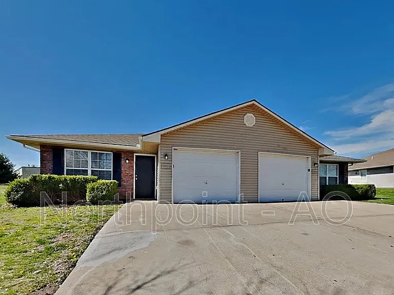 301 NW Woodbury Dr — Photo 1