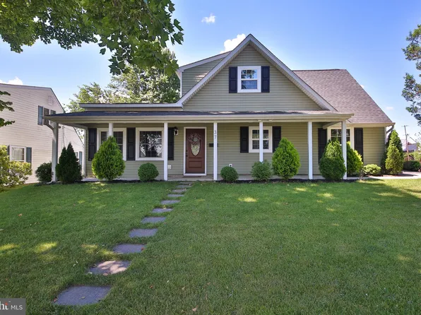 37 Ambling Ln, Levittown, PA 19055