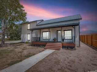 525 Rossville Rd, Devine, TX 78016