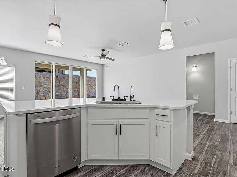 6070 Zinc Hill St — Photo 6