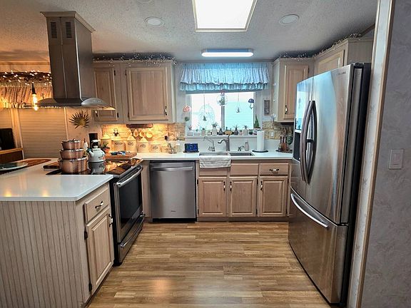 5th image of 380 Lake Erie Ln