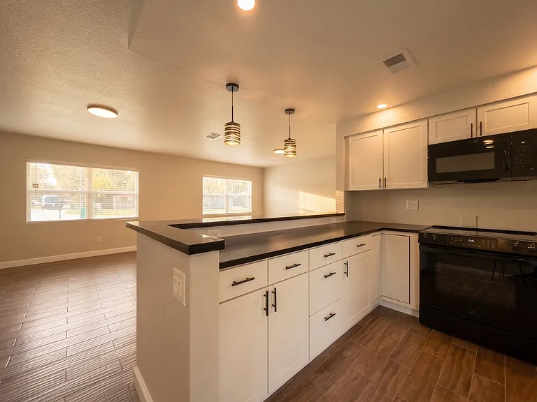 146 W Maple St — Photo 12